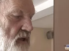 A barna hajú fiatal  ...